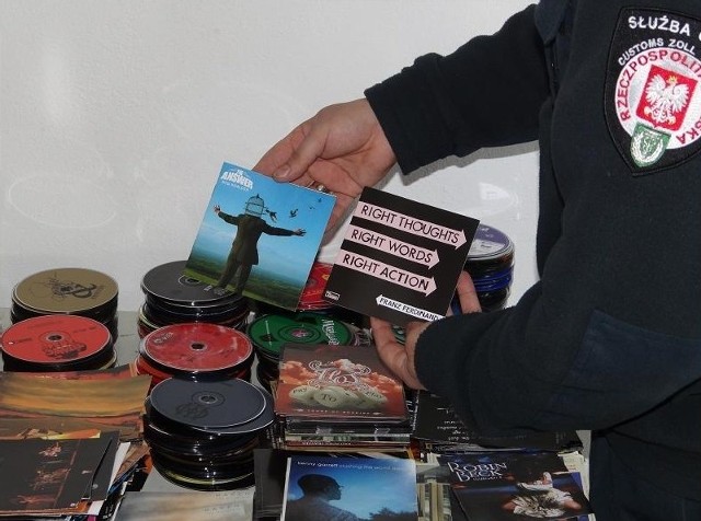 Pirackie płyty i okładki do nich znajdowały się w bagażu 24-letniego Ukraińca.