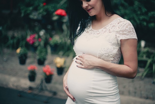 Kobieta w ciąży/ zdjęcie ilustracyjne kampanii Ciąża i Pasy.