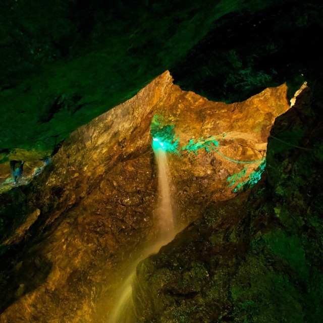 Podziemny wodospad znajduje się w dawnej kopalni złota i arsenu w Złotym Stoku.