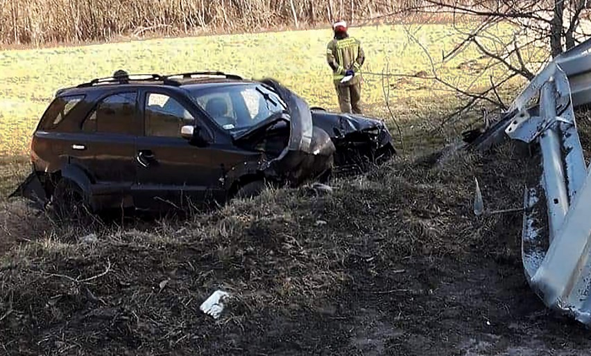 Wypadek na trasie Krynica - Grybów. Samochód wyłamał bariery i rozbity wywrócił się spadając ze skarpy na łąkę [ZDJĘCIA]