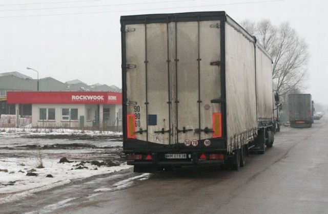 Zimą kolejki tirów są mniejsze, ale wciąż jest to problem dla korzystających z tej ulicy