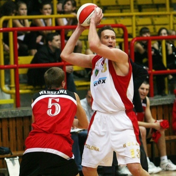 Koszykarze Stali Stalowa Wola (z piłką Roman Prawica) wygrali trzy ostatnie spotkania z rzędu.