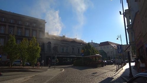 Pożar w Bydgoszczy. Pali się kamienica na Wełnianym Rynku! [ZDJĘCIA]