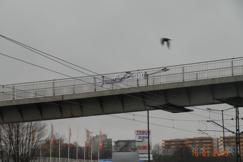 Kraków #MuremZaOwsiakiem. Baner wspierający Jerzego Owsiaka na kładce nad Wielicką