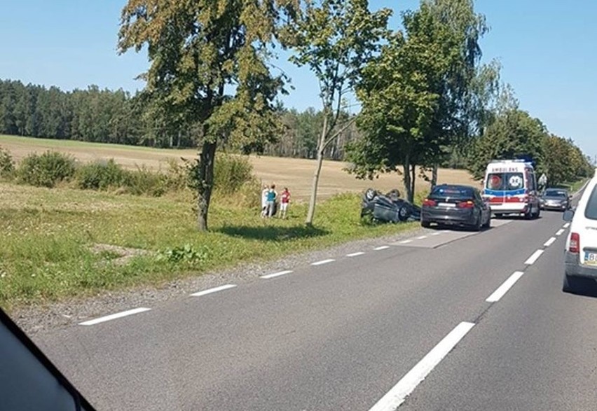 Honda jazz z niewyjaśnionych przyczyn zjechała z drogi i...