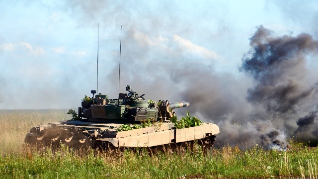Polskie czołgi T-72 dla Ukrainy. Ile egzemplarzy trafiło za wschodnią granicę? Polski rząd nie zdradza szczegółów donacji przekazywanych na rzecz ukraińskiej armii.