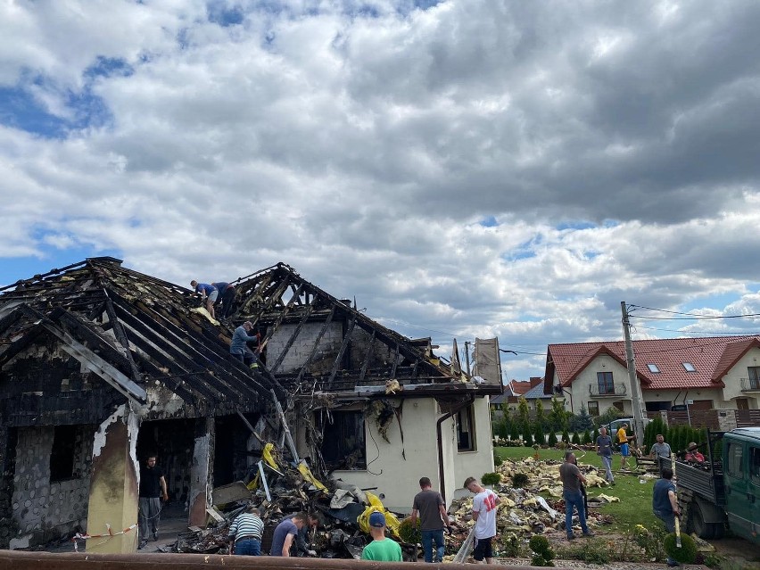 "Bezradność i trauma nie do opisania". Ogień strawił dorobek życia rodziny z Brzezin w gminie Morawica