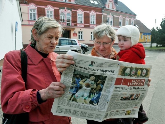 Krystyna Jastrzębska i Jadwiga Sawicz (z wnuczką Julką) to prenumeratorki ,,Gazety Lubuskiej&#8221;, które spotkaliśmy w piątek koło biblioteki