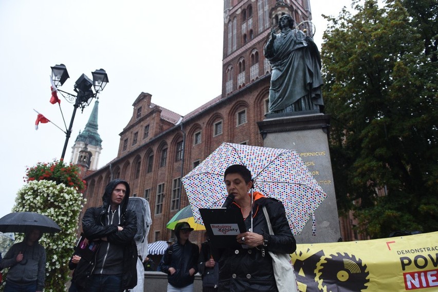 Deszcz zrobił swoje. Na manifestację przeciwko...