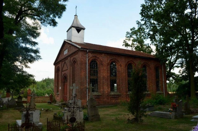 Ceglana, jednonawowa, neogotycka świątynia przez lata ożywała jedynie w czwartą niedzielę miesiąca, kiedy to do wsi przyjeżdżał pastor i odprawiał nabożeństwo.