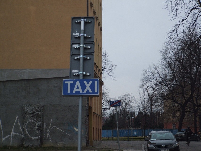 Mój Reporter: Czy nie można zlikwidować postoju taksówek na ulicy Hlonda?