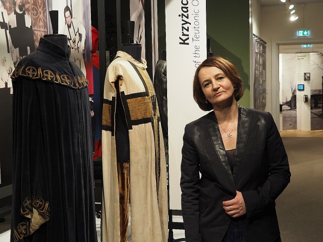 Marzena Bomanowska, dyrektor Muzeum Kinematografii w Łodzi, w części wystawy prezentującej kostiumy między innymi z tak słynnych filmowych produkcji, jak „Krzyżacy”
