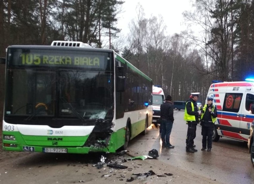 Grabówka: Wypadek autobusu komunikacji miejskiej linii 105. Cztery osoby ranne [ZDJĘCIA]