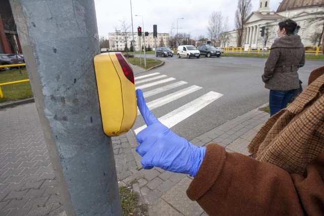 Przyciski wybudzania sygnalizacji świetlnych przy przejściach dla pieszych obecnie najbezpieczniej włączać w rękawiczkach albo łokciem.