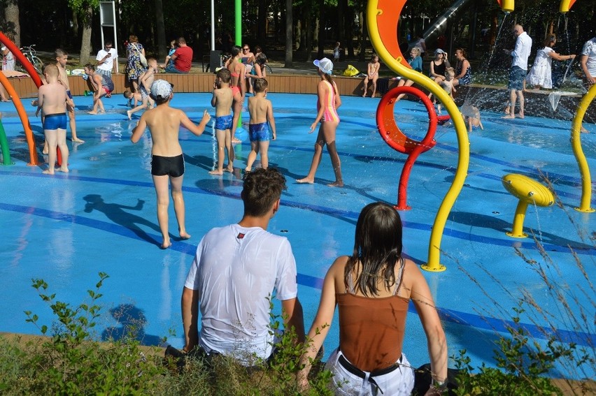 Stalowa Wola. Ostatnia upalna niedziela wakacji w parku wodnym pełnym dzieci i dorosłych [ZDJĘCIA]