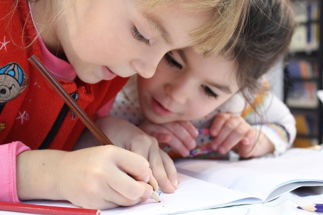 Jak zapisać dziecko do szkoły? Pomocne informacje dla rodziców dzieci z Ukrainy.