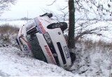 Dachowanie karetki na Dolnym Śląsku. Kierowca wypadł z oblodzonej drogi