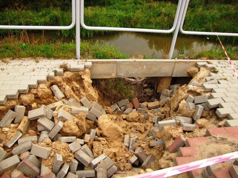 Ogromne dziury w chodniku i ścieżce rowerowej na nowym moście w Małkini