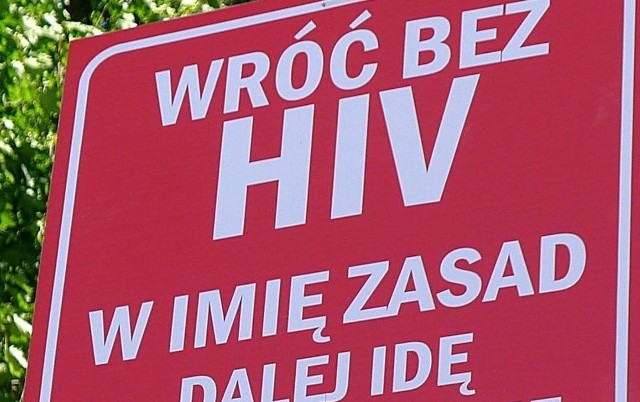 W Ełku wywieszono tablice z hasłem "Wróć bez HIV". Mają inspirować do walki z chorobą