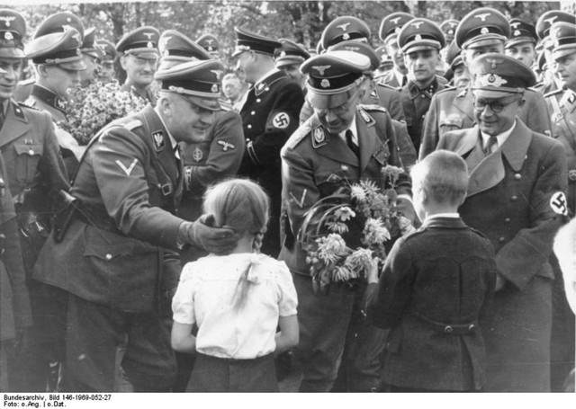 Wilhelm Koppe (z lewej) z Reichsfuhrerem SS Heinrichem Himmlerem