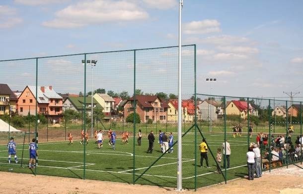 Podobne kompleksy boisk powstaną wkrótce w 14 gminach województwa świętokrzyskiego.