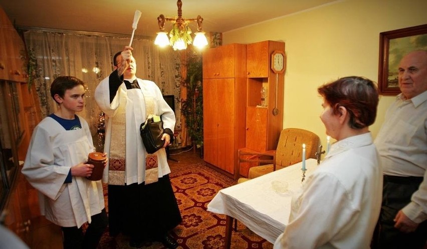 Styczeń to czas kolęd. Księża odwiedzają w domach parafian....
