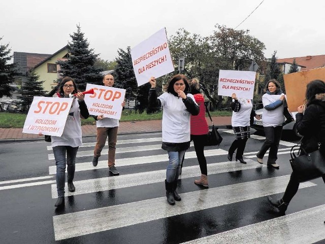 Grupa kilkunastu osób ze Stowarzyszenia Wadowickie Inicjatywy Obywatelskie mimo deszczu i zimna prowadziła pikietę. Chodzili tam i z powrotem po przejściu dla pieszych koło sklepu Lidl