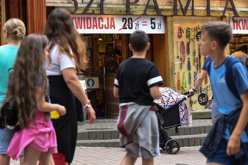 Kontrowersje. Sklep z Krupówek stosuje "chwyt marketingowy" czy zwyczajnie oszukuje klientów?