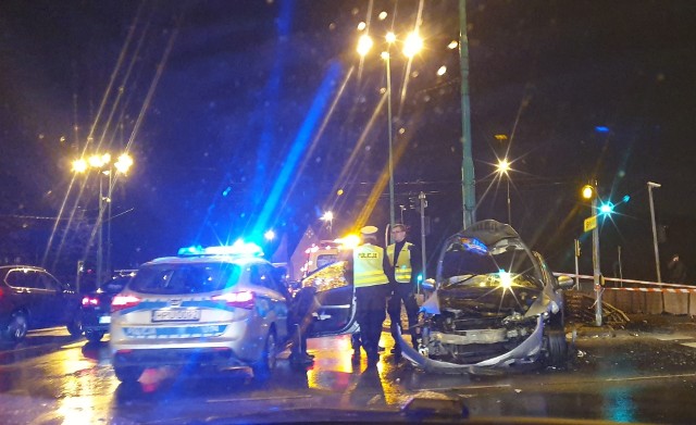 Wypadek na Rondzie Śródka w Poznaniu. Zderzyły się dwa samochody osobowe.
