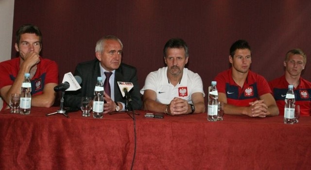 Od lewej Piotr Malarczyk, prezes Mirosław Malinowski, trener Stefan Majewski, Grzegorz Krychowiak i Jakub Słowik podczas konferencji prasowej przed meczami z Albanią i Rosją.