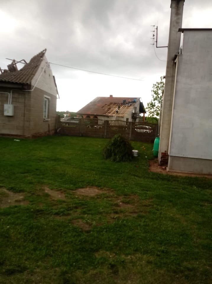 Burza w regionie radomskim. Tornado pod Wolanowem i w gminie Przytyk. Wichura zrywała dachy z domów. Trwa szacowanie strat (WIDEO, ZDJĘCIA)