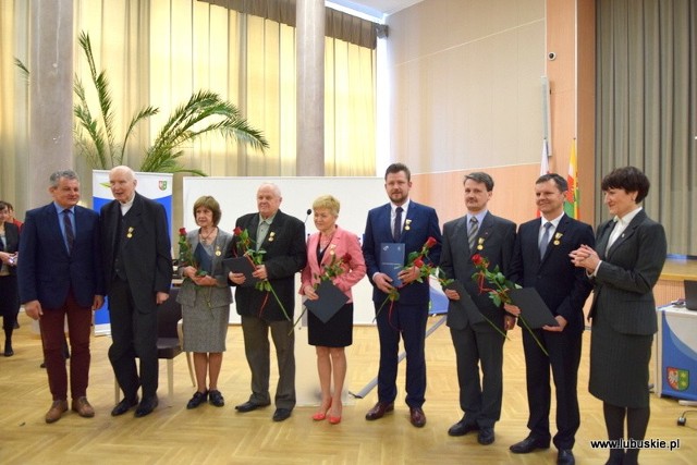 Eugeniusz Lenard i Krzysztof Piwowarczyk otrzymali wyróżnienie od sejmiku i gratulacje od marszałek Elżbiety Anny Polak