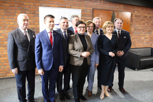 Beata Szydło i Andrzej Adamczyk odwiedzili w sobotę, 14 stycznia Ostrowiec Świętokrzyski. Na zdjęciu od lewej: marszałek województwa świętokrzyski Andrzej Bętkowski, posłowie Bartłomiej Dorywalski, Andrzej Kryj, senator Krzysztof Słoń, europoseł Beata Szydło, poseł Agata Wojtyszek, senator Jarosław Rusiecki, wiceminister Anna Krupka i poseł Marek Kwitek. Więcej na kolejnych zdjęciach