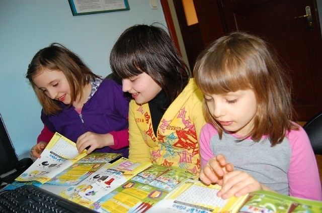 Oliwia Klimas, Tamara Hoffman i Nikola Klimas ferie spędziły w Miejskiej Bibliotece Publicznej. - Było świetnie - zapewniają dziewczynki.