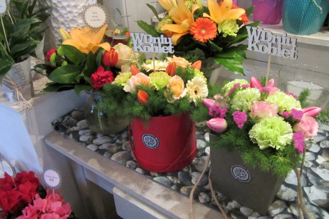 Dużym powodzeniem cieszą się obecnie tzw. flowerboxy, czyli kwiaty w pudełkach - mówi Alicja Rotnicka z kwiaciarni Flower Room.Czytaj dalej -------->