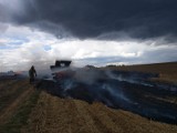 Pożar prasy rolującej i ścierniska w gminie Skalbmierz. Wyglądało groźnie. Zobaczcie zdjęcia