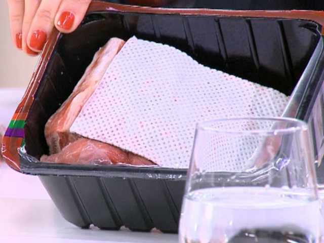 Dietetyk Agnieszka Piskała przestrzega  przed kupowaniem surowego mięsa na tackach i w pojemnikach.