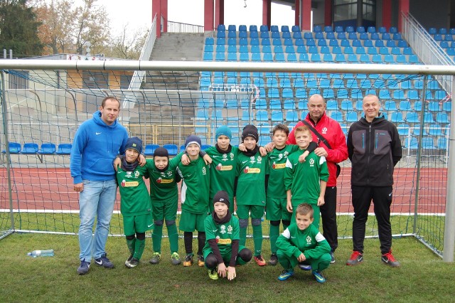 W kategorii do 10 lat zwyciężył zespół AMO Sandomierz. Drugi z prawej Paweł Rybus, prowadzący ekipę triumfatora turniejuAMO Sandomierz i Zawichost najlepsze w turnieju „Tymbarku”