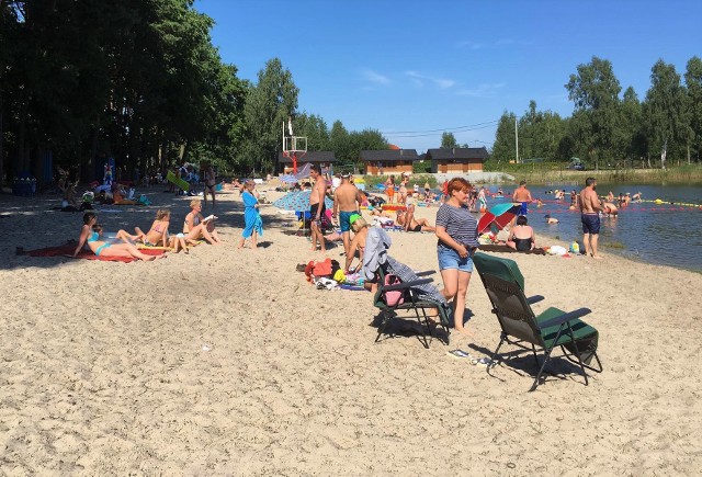 Z nieba leje się żar. Nad zalewem Przybyłów w Gorzycach w powiecie tarnobrzeskim wypoczywa dzisiaj mnóstwo ludzi, którym bardzo podoba się to miejsce. Jest tu piaszczysta plaża, strzeżone kąpielisko, rowerki wodne, gastronomia. Teren rekreacyjny czynny jest codziennie od 10 do 18. Wstęp wolny. Zobacz na kolejnych slajdach>>>