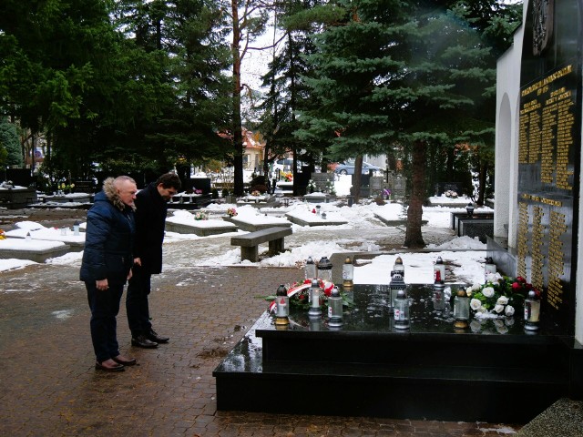 Hołd pomordowanym przed mauzoleum na cmentarzu komunalnym