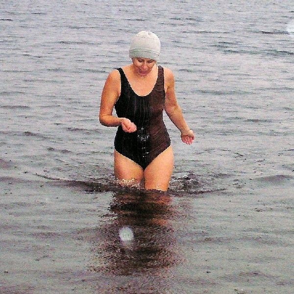 Maria Szemryk podczas grudniowej kąpieli w  Jeziorze Sępoleńskim