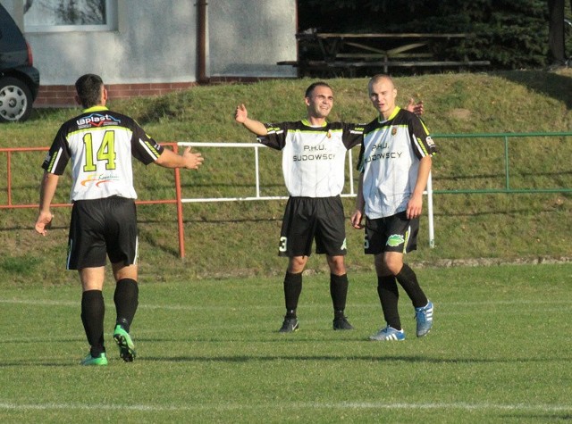 Piłkarze Piasta Złotniki Kujawskie pokonali w Baruchowie miejscowy GKS 3:1 i zostali nowym liderem.