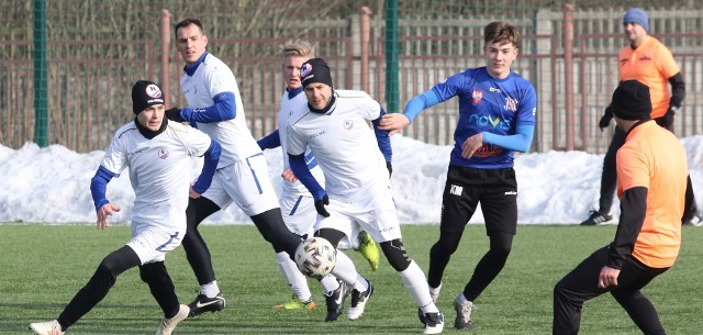 W meczu kontrolnym rozegranym w Nowinach czwartoligowy GKS pokonał trzecioligową Wisłę Sandomierz 6:1. GKS Nowiny - SKS Wisła Sandomierz 6:1 (2:1)Bramki: Papka 2, Boszczyk, Szmalec, Tomczyk, Petelicki - Matuszewski z rzutu karnego. Wisła: I połowa: Michał Jurewicz - Kuśmierczyk, Kajpust, Zawodnik testowany 2, Pieniążek - Tyl, Siedlecki, Zawodnik testowany 3 - Zawodnik testowany 4, Matuszewski, Klockowski.II połowa: Zawodnik testowany 5 - Zawodnik testowany 6, Serek, Sudy, Zawodnik testowany 7 - Zawodnik testowany 8, Diel, Worotyński - Kuśmierczyk (65' Mazur), Matuszewski, Klockowski.Zachęcamy do obejrzenia galerii zdjęć z meczu. (dor)