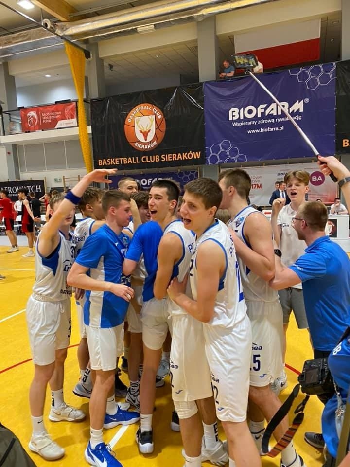 Tak drużyna Enei Basketu Junior Poznań cieszyła się po...