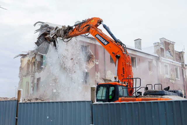 Trwa wyburzanie XIX wiecznego budynku dworca PKP w Sokółce. Zobaczcie jak postępują prace.