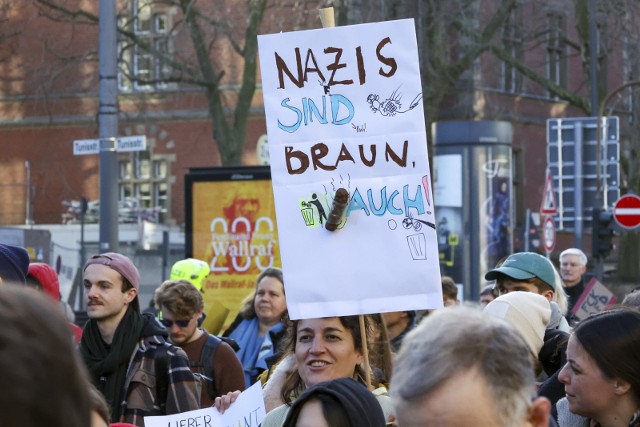 W wielu miastach Niemiec odbywają się w sobotę manifestacje przeciwko prawicowemu ekstremizmowi.