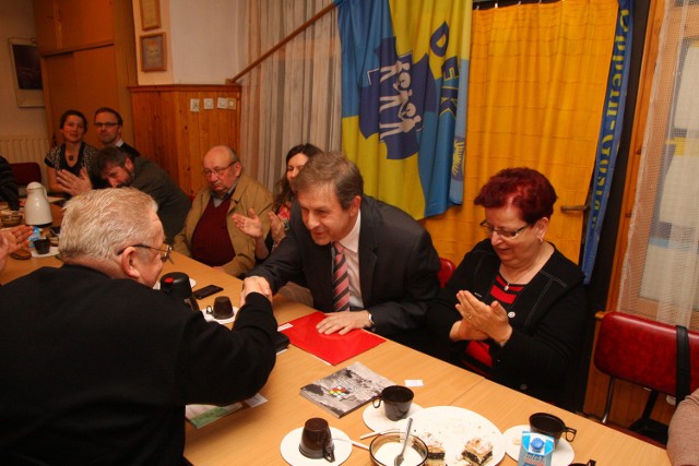 Norbert Honka, nowy lider TSKN w Opolu odbierał gratulacje od uczestników gminnego zebrania. Uczestnicy poparli także jego kandydaturę w wyborach przewodniczącego zarządu Towarzystwa.