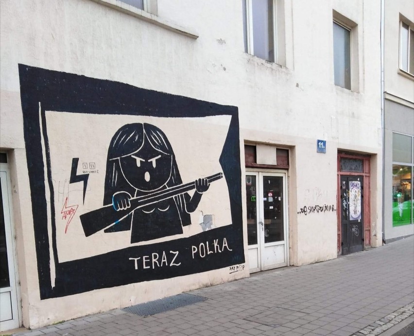 Grupa "Prawicowy Bałtyk" zamalowała mural Strajku Kobiet. Zarząd gdyńskiego klubu reaguje, możliwe kroki prawne