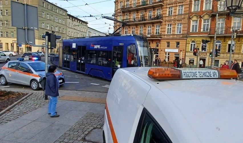 Zepsuty tramwaj zablokował skrzyżowanie