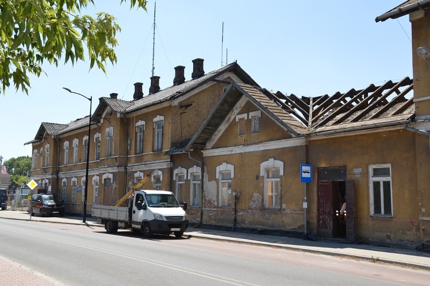 Zabytkowy dworzec kolejowy w Stalowej Woli-Rozwadowie w remoncie. Wrażenie jest niesamowite. Zobaczcie zdjęcia 